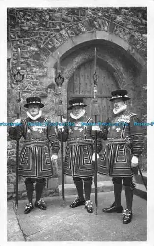 R152783 Tower of London. Yeoman Warders im Staatskleid