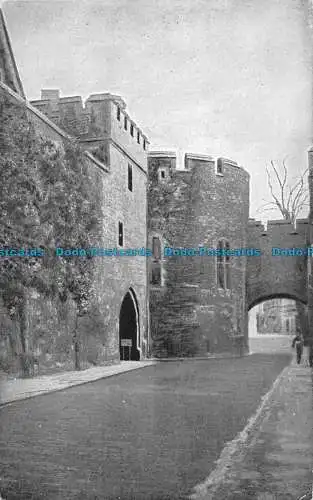 R152801 Tower of London. Blick entlang des äußeren Krieges. Gale und Polden