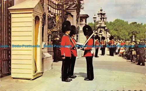 R153628 Wachwechsel im Buckingham Palace. London. 1960