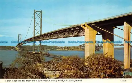 R153718 Forth Road Bridge aus dem Süden mit Eisenbahnbrücke im Hintergrund. Denn