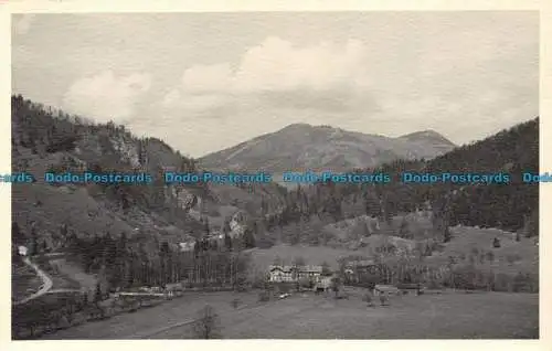 R154922 Alte Postkarte. Haus und Felder in der Nähe der Berge. RP