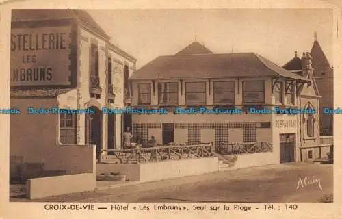 R159453 Kreuz des Lebens. Hotel Les Embruns allein am Strand. Alain