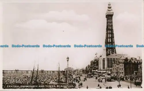 R159472 Zentrale Promenade und Turm. Blackpool. RP