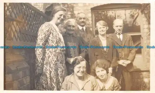 R159107 Alte Postkarte. Familie in der Nähe des Hauses