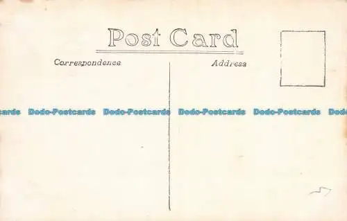 R159154 Alte Postkarte. Zwei Männer im Garten