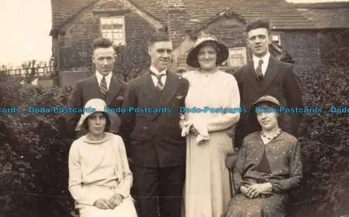 R159164 Alte Postkarte. Familie in der Nähe des Hauses