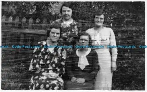 R159802 Alte Postkarte. Vier Frauen