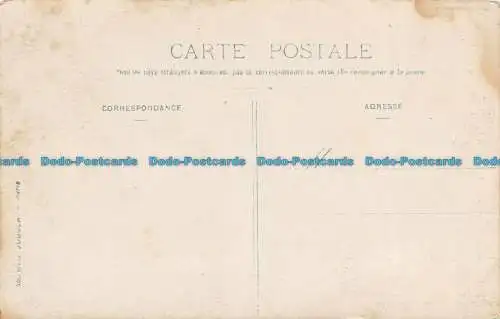 R159819 Alte Postkarte. In der Nähe des Hauses