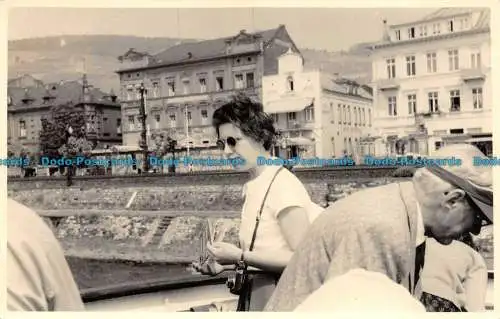 R159820 Alte Postkarte. Frau auf der Gehbrücke