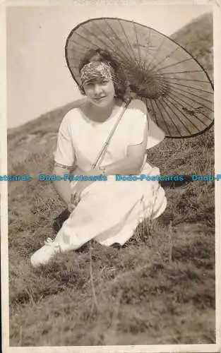 R159961 alte Postkarte. Frau mit Sonnenschirm