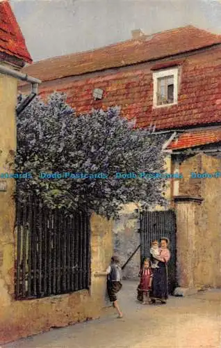 R161040 Alte Postkarte. Frau mit Kindern in der Nähe des Hauses. Photochromie