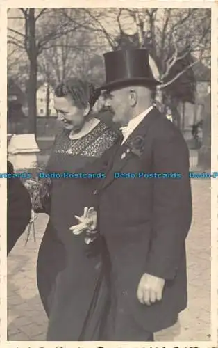 R161241 Alte Postkarte. Frau und Mann. Riedel