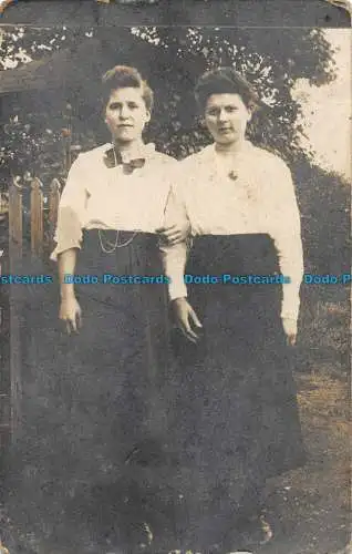 R161248 alte Postkarte. Zwei Frauen