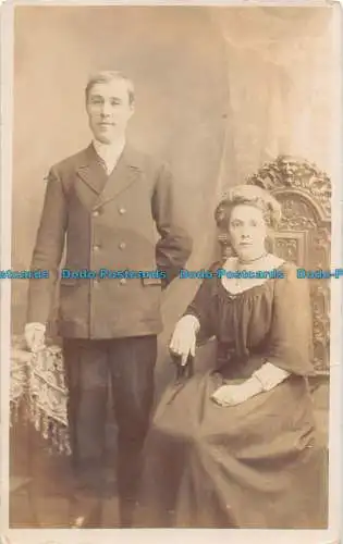 R161406 Alte Postkarte. Frau und Mann. H.H. Dudley