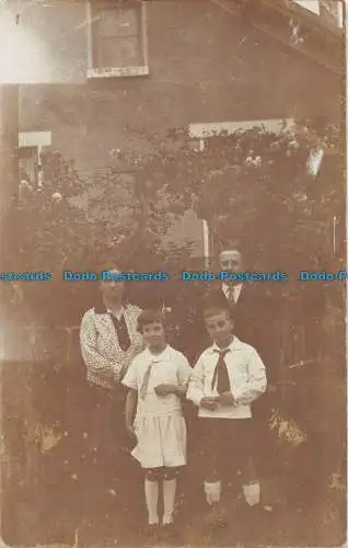 R161426 Alte Postkarte. Familie in der Nähe des Hauses