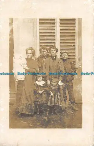 R161434 Alte Postkarte. Familienfoto in der Nähe des Hauses