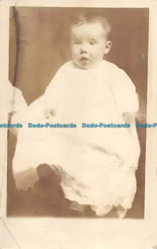 R161768 Alte Postkarte. Baby