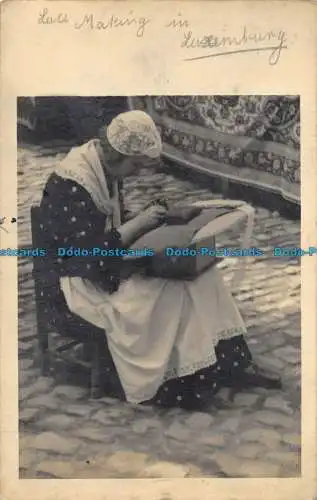 R162417 Alte Postkarte. Frau auf dem Stuhl. 1935