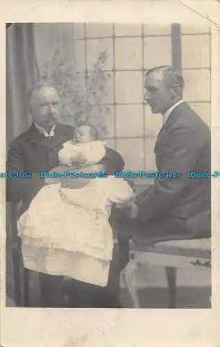 R163040 Alte Postkarte. Zwei Männer und Baby. 1914