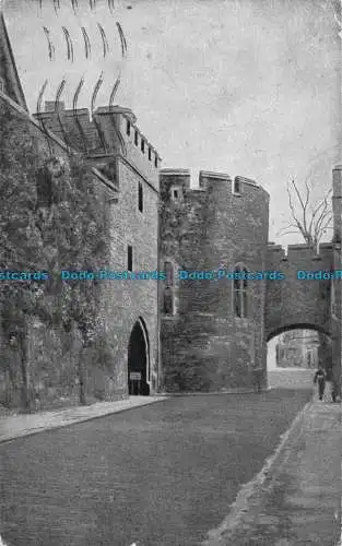 R163468 Tower of London. Blick entlang der Außenseite. Gale und Polden. 1923