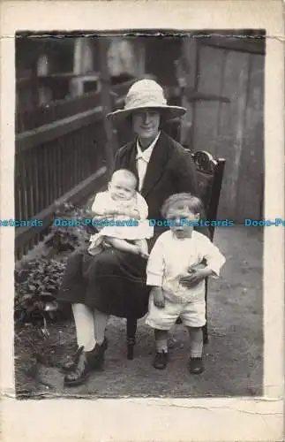 R163118 Alte Postkarte. Frau mit Kindern