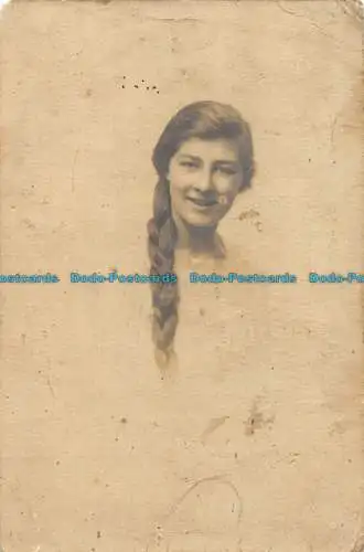 R163525 Alte Postkarte. Frau