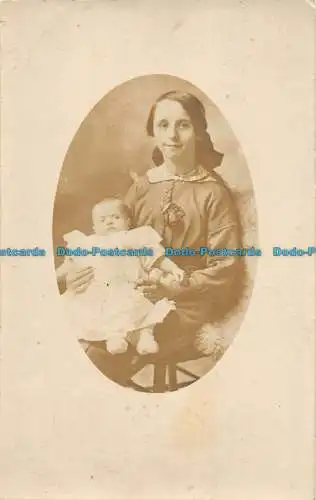 R162648 alte Postkarte. Frau mit Baby