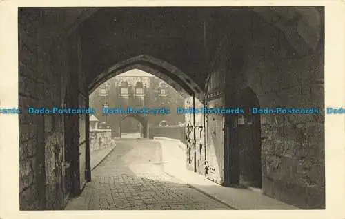 R648609 Tower of London. Byward Gate