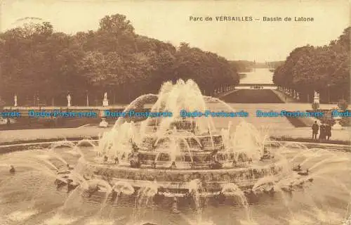 R651937 Parc de Versailles. Messingbecken. Frau Moreau