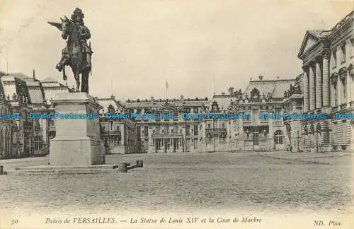 R652797 Schloss Versailles. Die Statue Ludwigs XIV. und der Marmorhof. ND. P