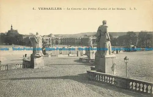 R652860 Versailles. Die Kaserne der kleinen Ställe und die Statuen. L. Ragon