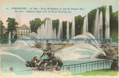 R653322 Versailles. Der Park. Neptunbecken, wenn die großen Brunnen spielen. Frau