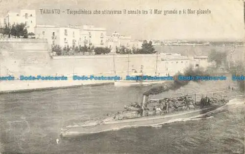 R653816 Taranto. Torpedoboot, das den Kanal zwischen Mar Grande und Ma überquert