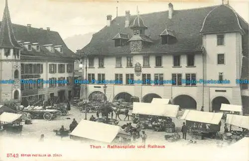 R654159 Thun. Rathausplatz und Rathaus. Photoglob