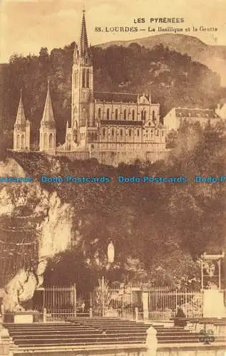 R656267 Lourdes. Die Basilika und die Höhle. Die Pyrenäen. Maurice Tesson