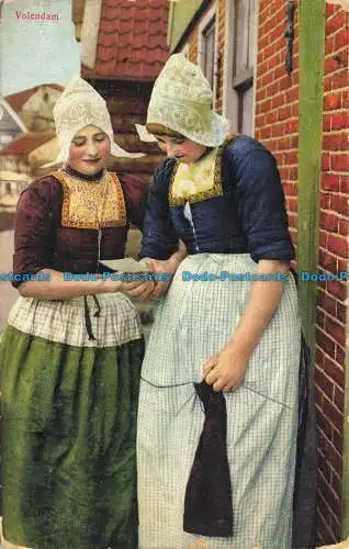 R655689 Volendam. Zwei Frauen in der Nähe von zu Hause