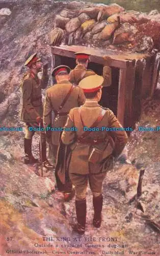 R656592 Der König an der Front. Außerhalb eines gefangenen deutschen Ausgrabens. Krone. Täglich M