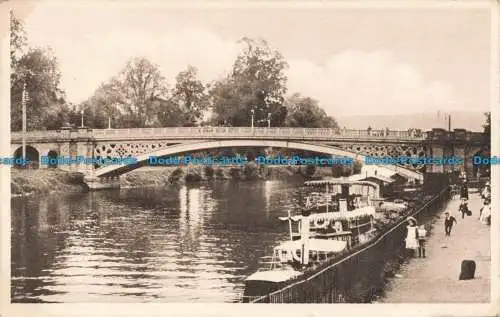 R668596 Blick auf den Fluss und die Brücke