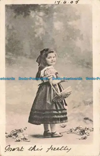 R669562 Ein kleines Mädchen mit einem Korb. Hartmann. 1905