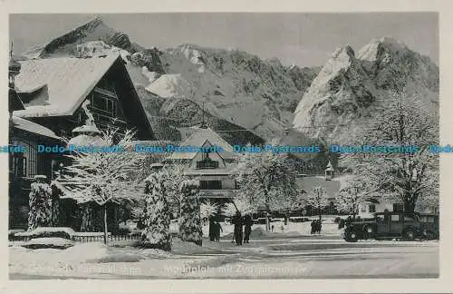 R129146 Garmisch Partenkirchen. Marktplatz mit Zugspitzmassiv. Walter Mischler