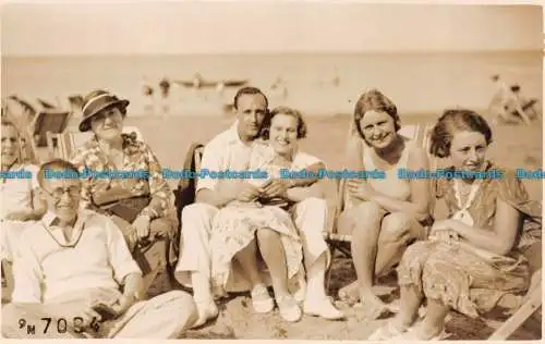 R128508 Alte Postkarte. People Company at the Beach. Sunbeam