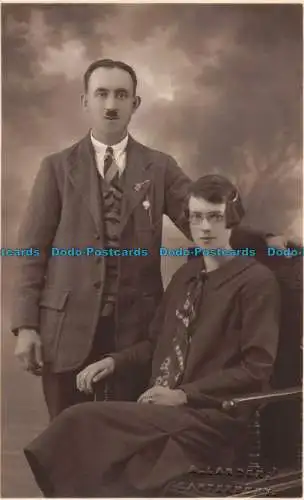 R128522 Alte Postkarte. Frau und Mann