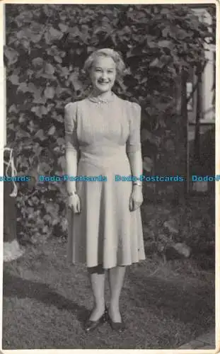 R128558 Alte Postkarte. Frau