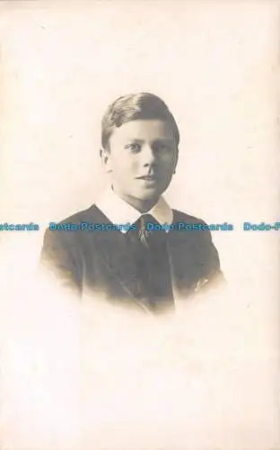 R128578 Alte Postkarte. A Man Portrait