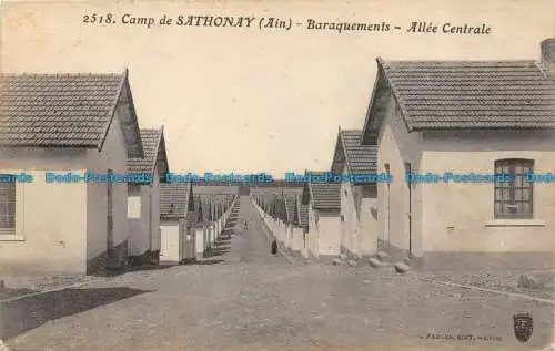 R157996 Camp de Sathonay. Baraquements. Allee Centrale