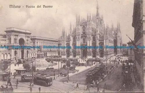 R671648 Milano. Piazza del Duomo