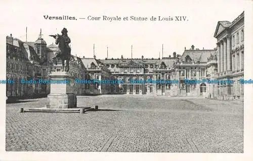 R674498 Versailles. Cour Royale et Statue de Louis XIV. 1908