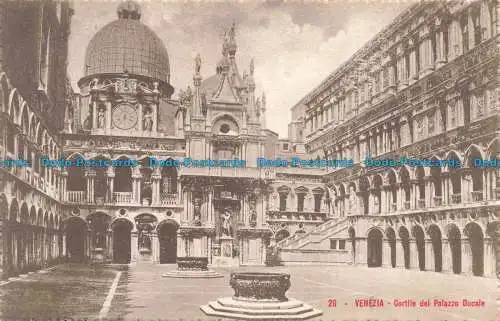 R675619 Venezia. Cortile del Palazzo Ducale