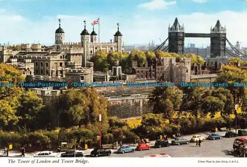 R675745 The Tower of London und Tower Bridge. John Hinde