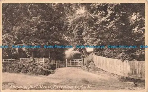 R677663 Reigate. Bell Street. Eingang zum Park. F. Frith. 1944